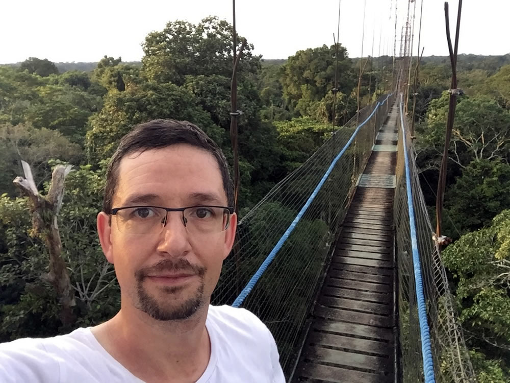 Markus Mathys auf der Hängebrücke der Sacha Lodge