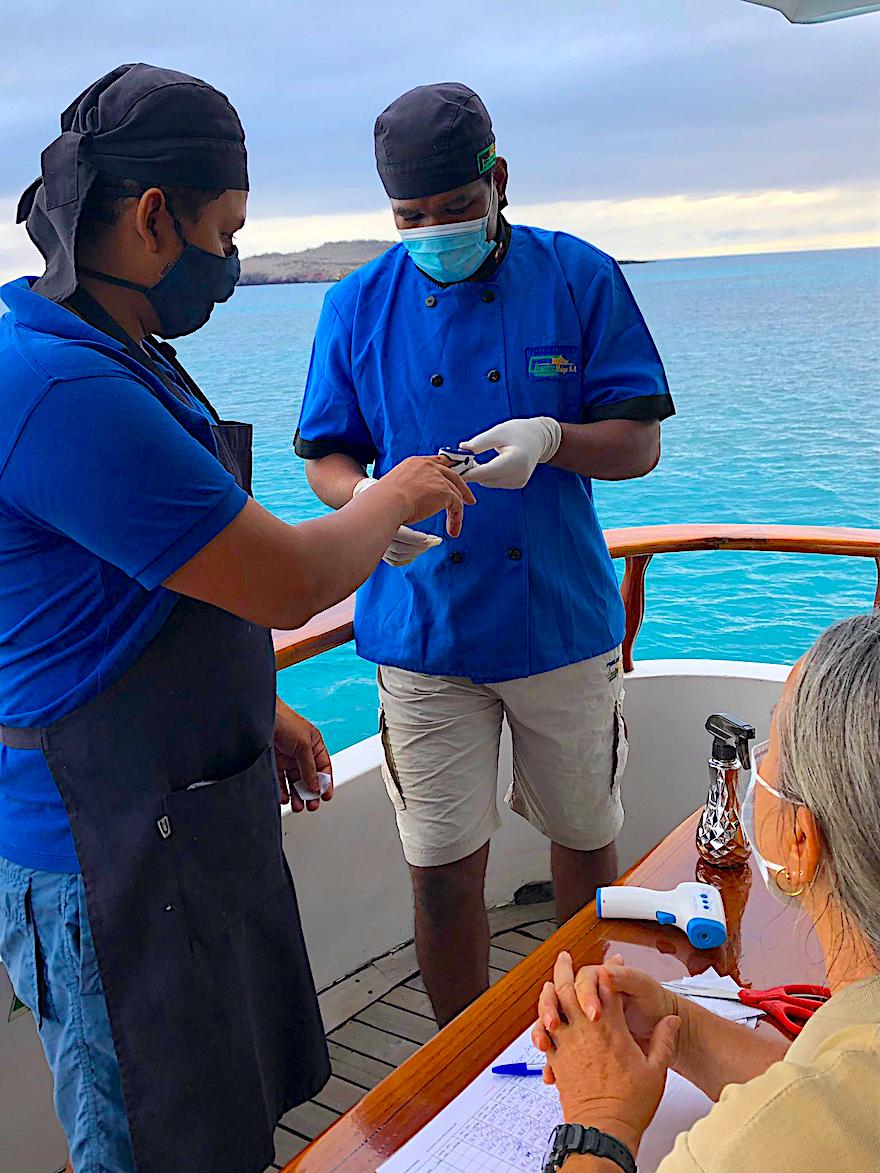 Galapagos Kreuzfahrt  auf der Angelito - Fiebermessen