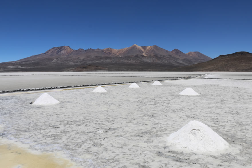 Salzgewinnung im Salzsee Laguna de Salinas in Peru